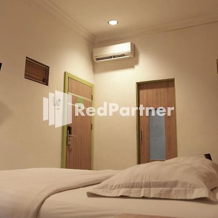 Wisma Sederhana Mitra Reddoorz Медан Екстериор снимка