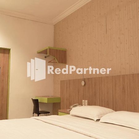 Wisma Sederhana Mitra Reddoorz Медан Екстериор снимка