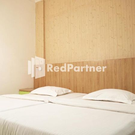 Wisma Sederhana Mitra Reddoorz Медан Екстериор снимка
