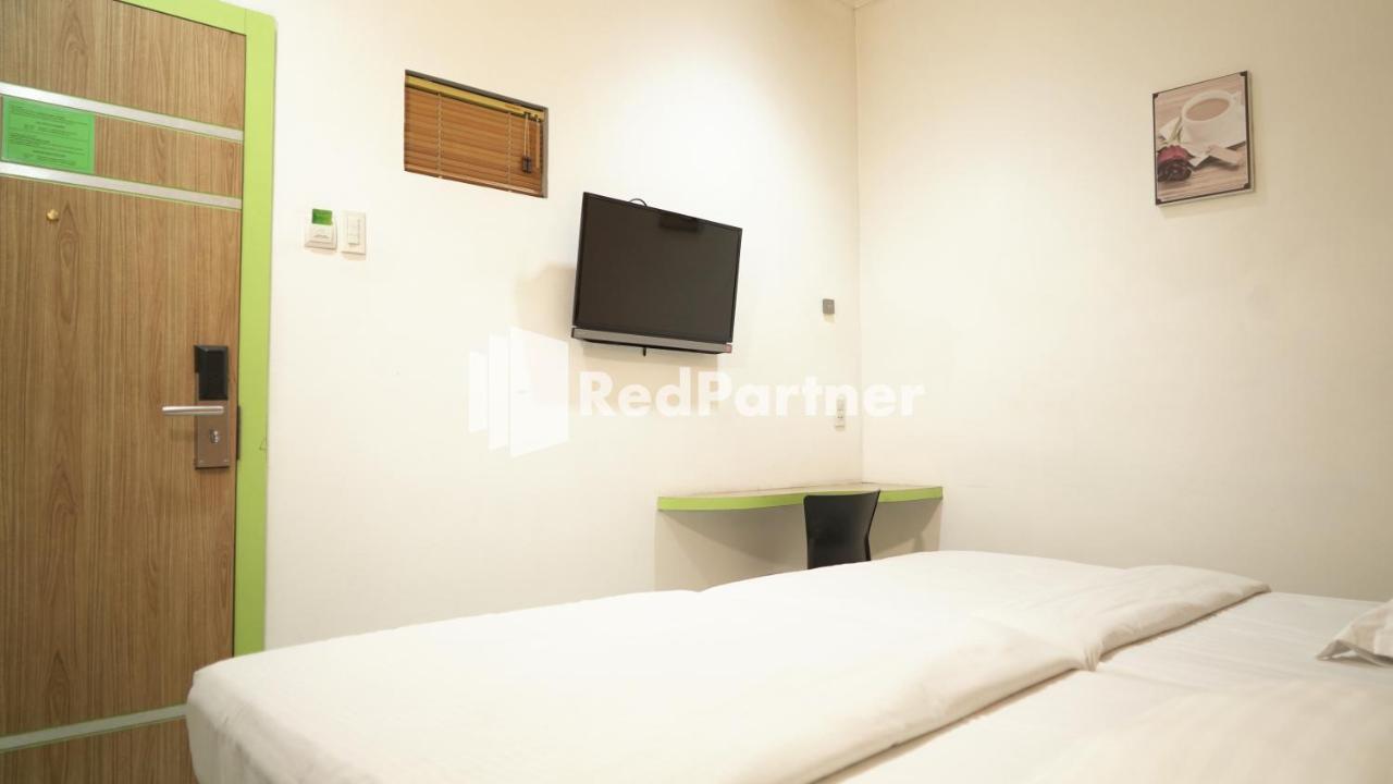 Wisma Sederhana Mitra Reddoorz Медан Екстериор снимка