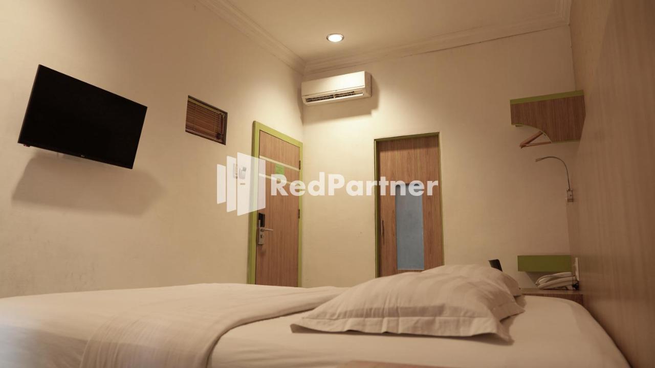 Wisma Sederhana Mitra Reddoorz Медан Екстериор снимка
