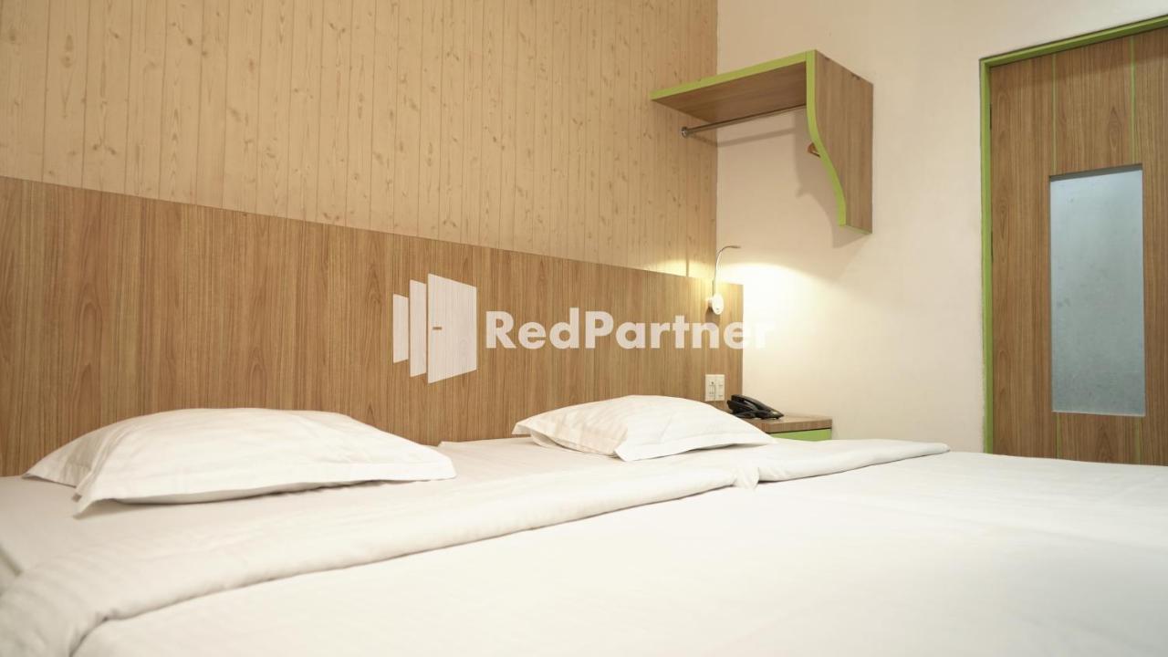 Wisma Sederhana Mitra Reddoorz Медан Екстериор снимка