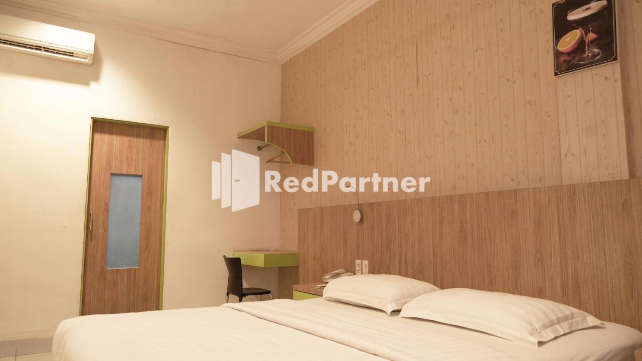 Wisma Sederhana Mitra Reddoorz Медан Екстериор снимка