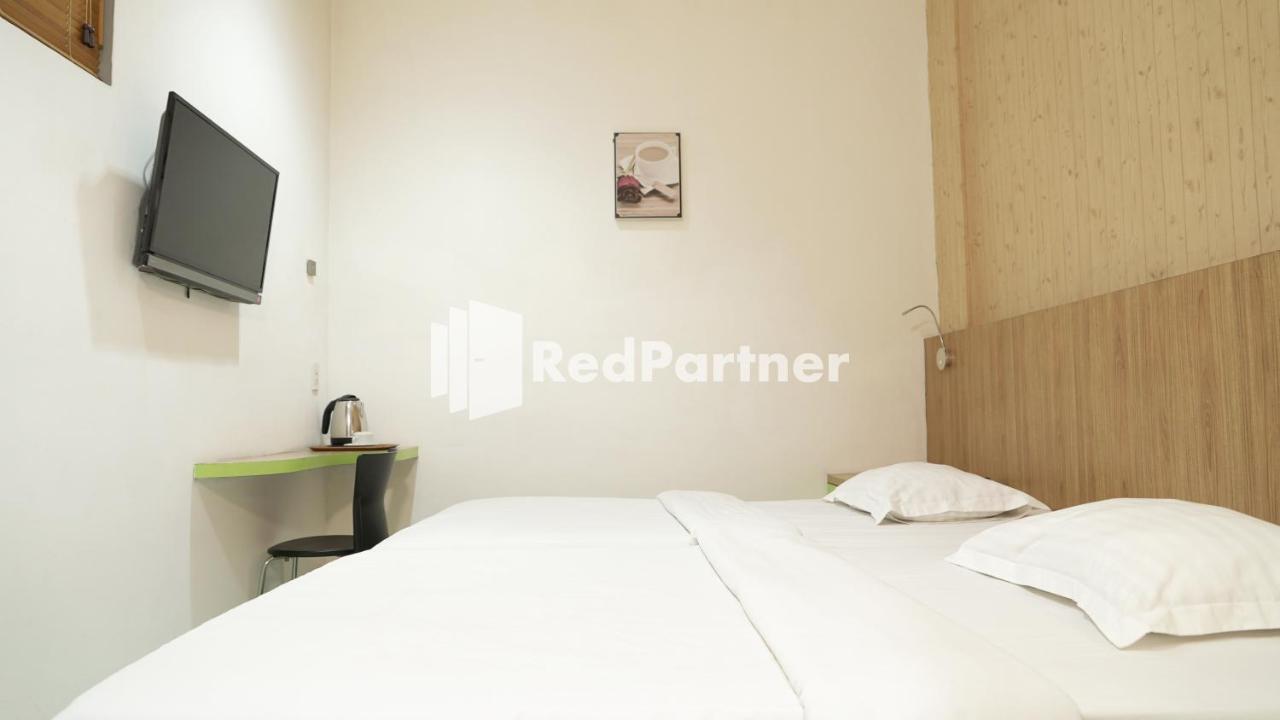 Wisma Sederhana Mitra Reddoorz Медан Екстериор снимка
