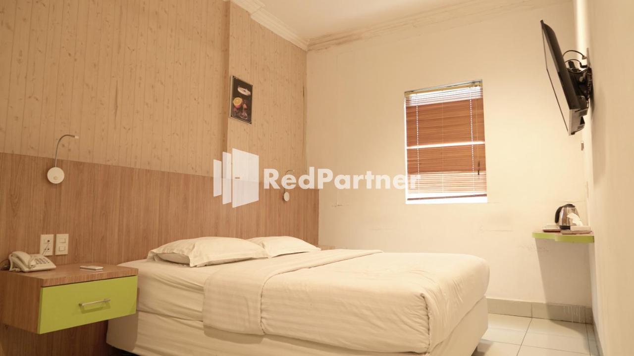 Wisma Sederhana Mitra Reddoorz Медан Екстериор снимка