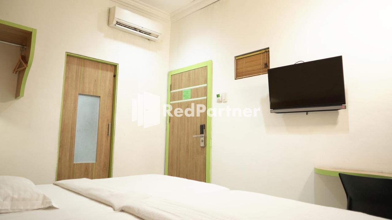 Wisma Sederhana Mitra Reddoorz Медан Екстериор снимка