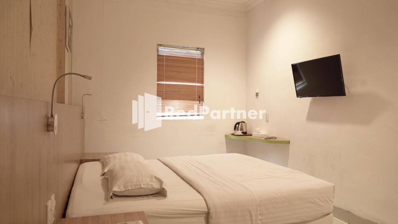 Wisma Sederhana Mitra Reddoorz Медан Екстериор снимка