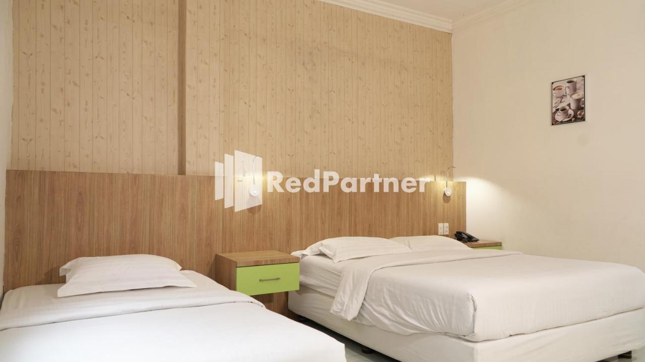 Wisma Sederhana Mitra Reddoorz Медан Екстериор снимка
