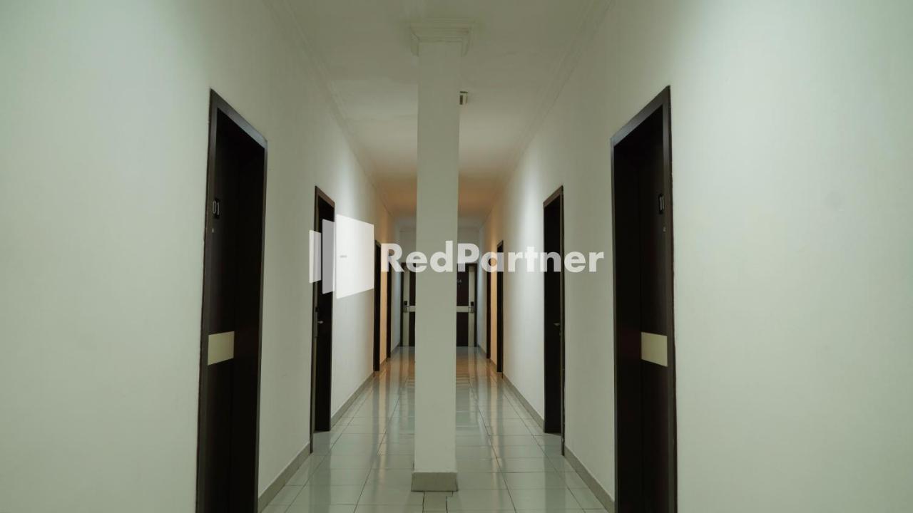 Wisma Sederhana Mitra Reddoorz Медан Екстериор снимка