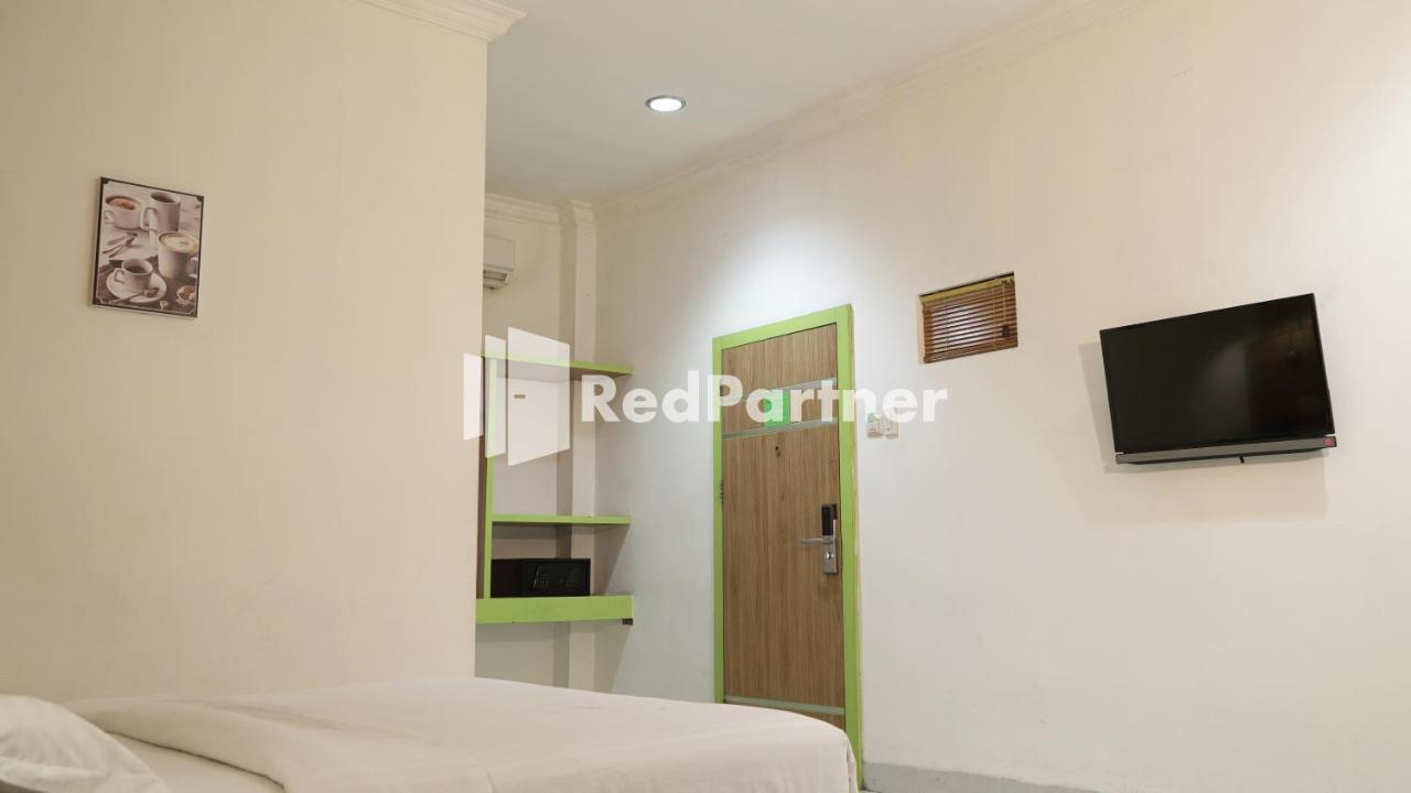 Wisma Sederhana Mitra Reddoorz Медан Екстериор снимка