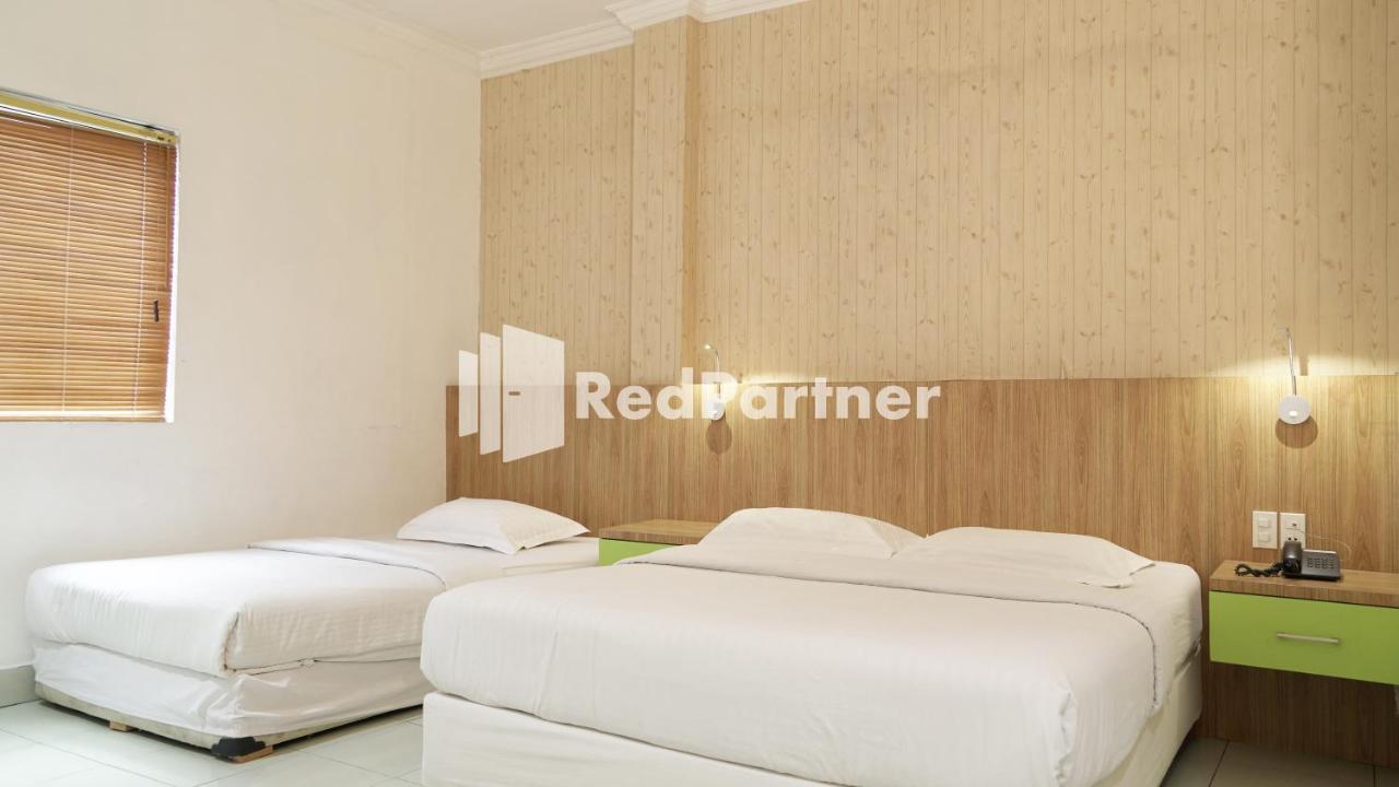 Wisma Sederhana Mitra Reddoorz Медан Екстериор снимка