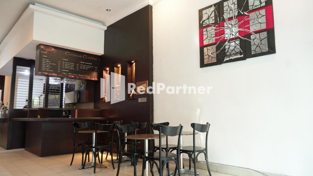 Wisma Sederhana Mitra Reddoorz Медан Екстериор снимка