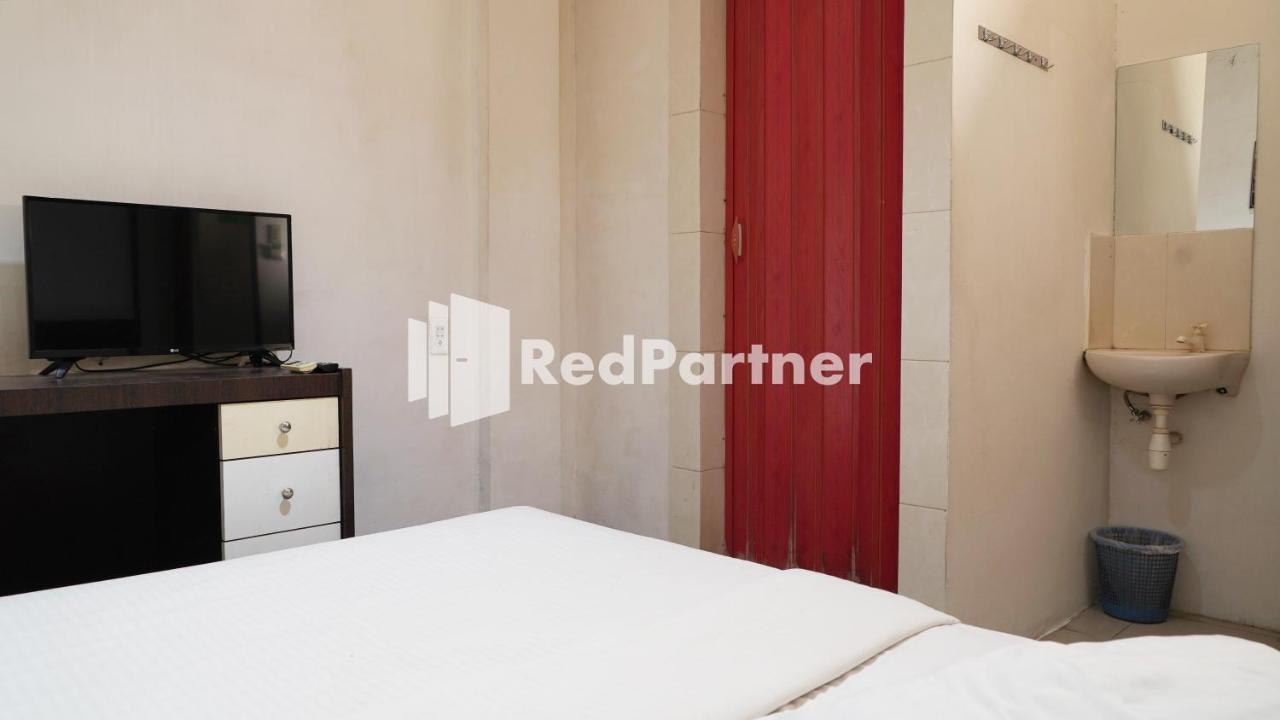 Wisma Sederhana Mitra Reddoorz Медан Екстериор снимка