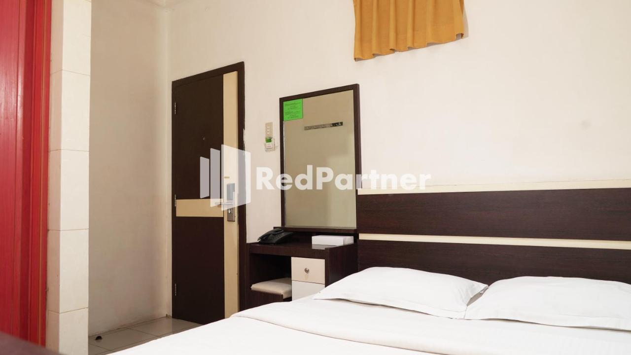 Wisma Sederhana Mitra Reddoorz Медан Екстериор снимка