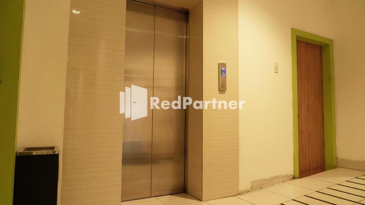 Wisma Sederhana Mitra Reddoorz Медан Екстериор снимка
