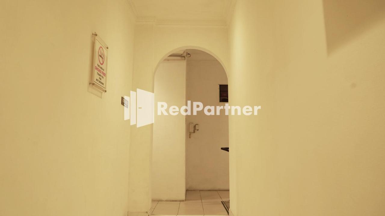Wisma Sederhana Mitra Reddoorz Медан Екстериор снимка