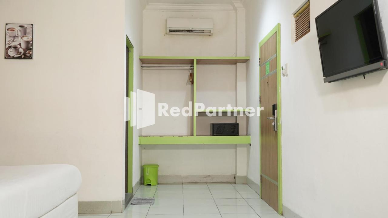 Wisma Sederhana Mitra Reddoorz Медан Екстериор снимка