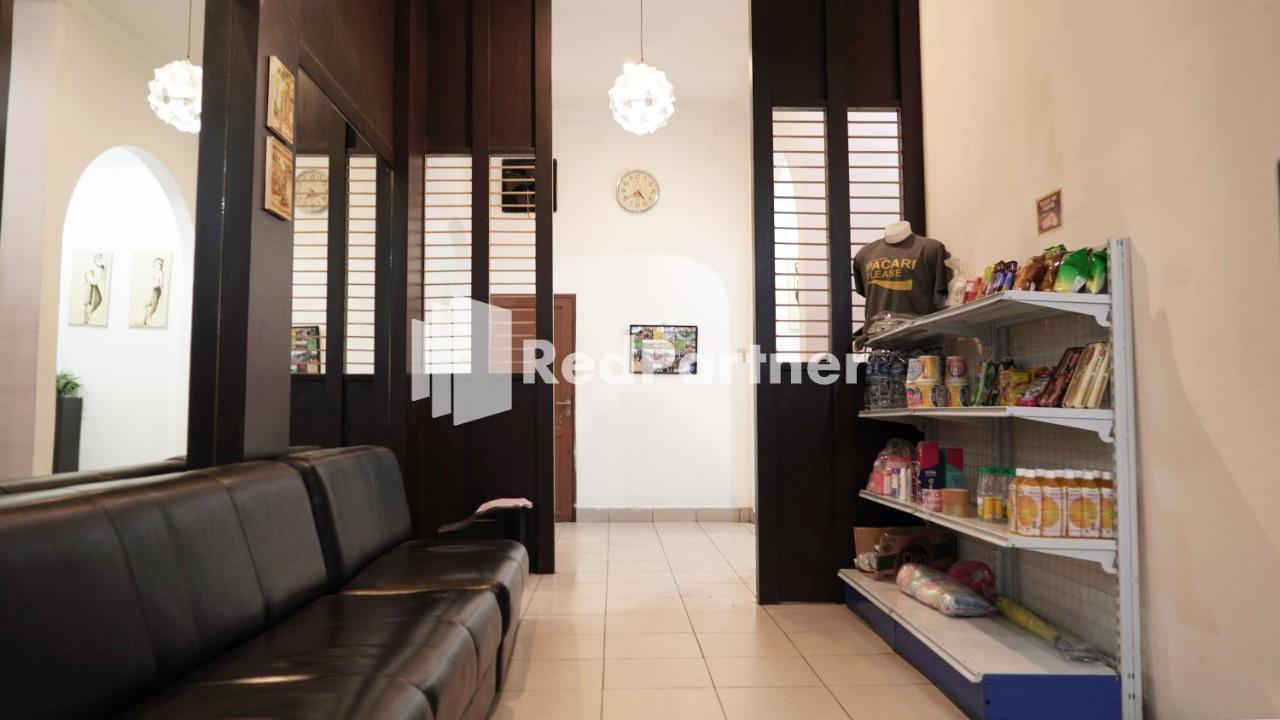 Wisma Sederhana Mitra Reddoorz Медан Екстериор снимка