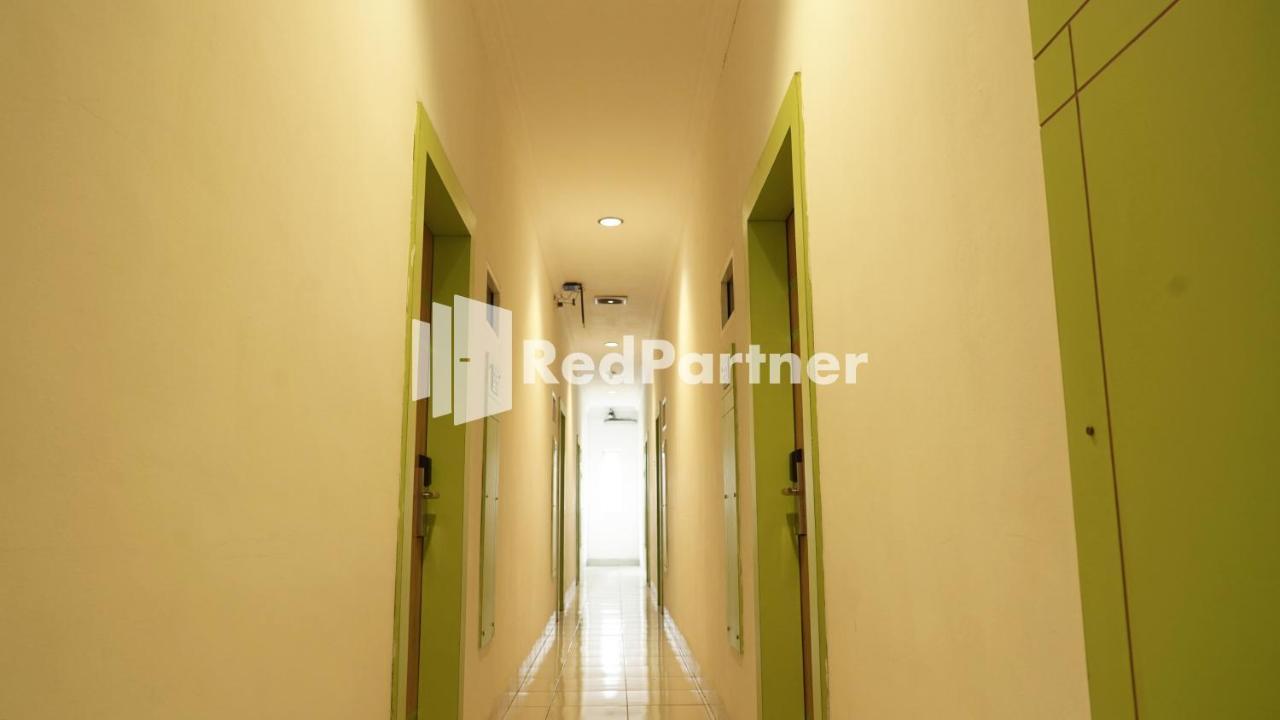 Wisma Sederhana Mitra Reddoorz Медан Екстериор снимка