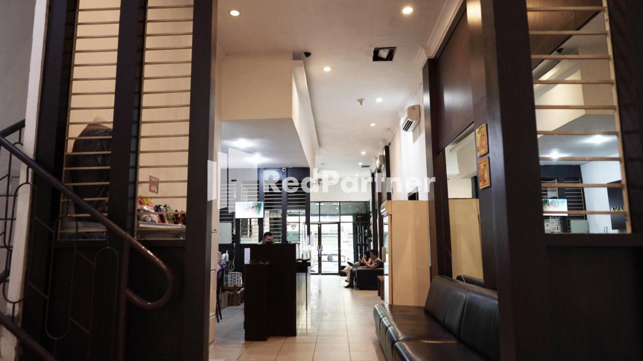 Wisma Sederhana Mitra Reddoorz Медан Екстериор снимка