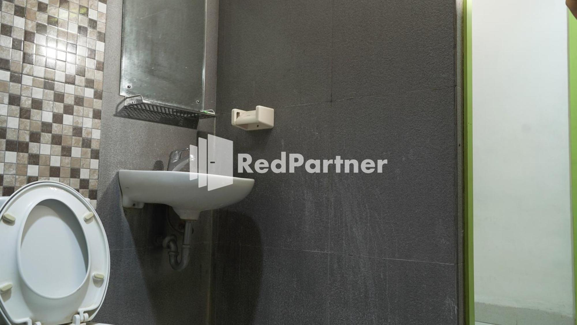 Wisma Sederhana Mitra Reddoorz Медан Стая снимка