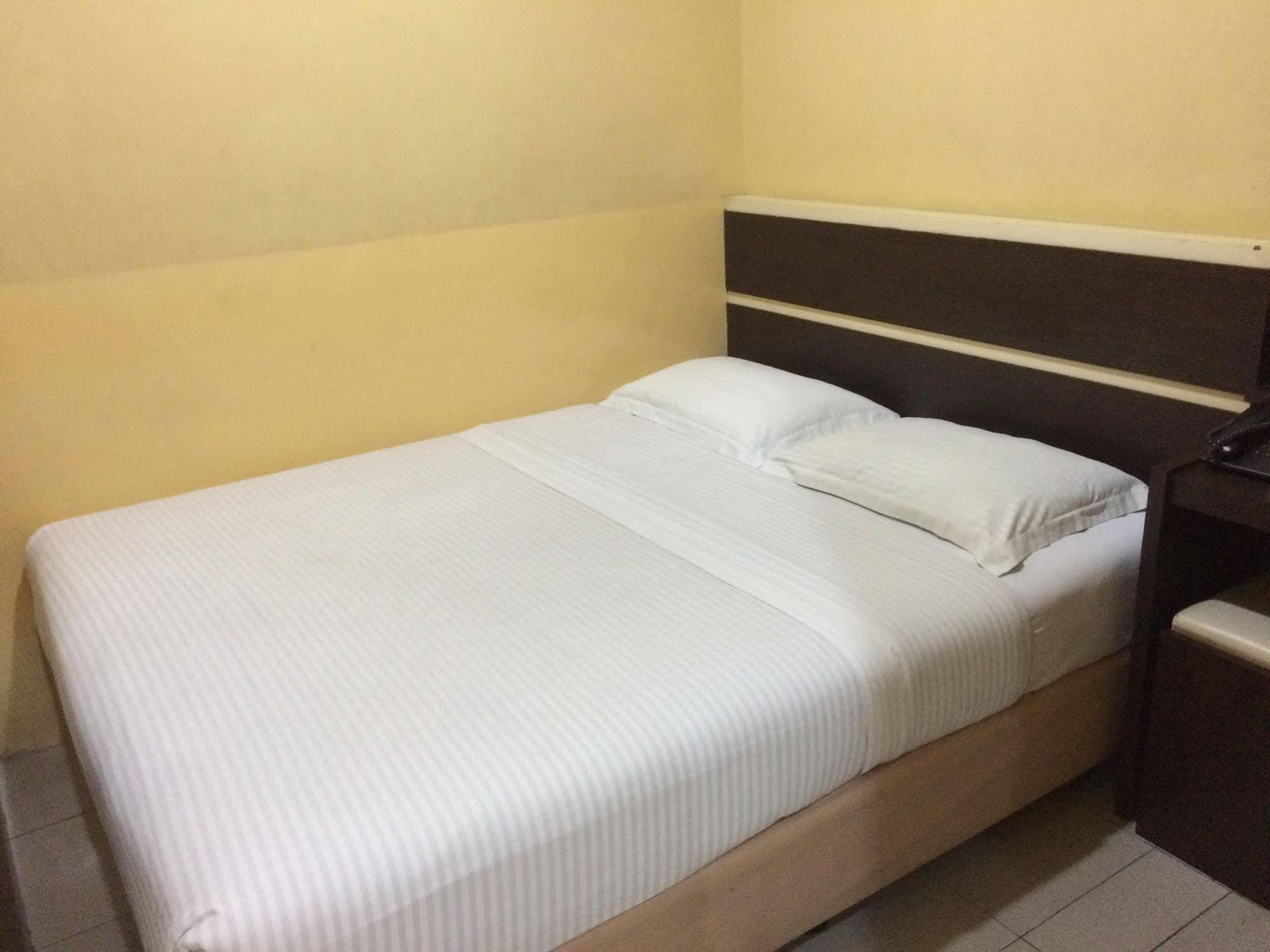 Wisma Sederhana Mitra Reddoorz Медан Екстериор снимка