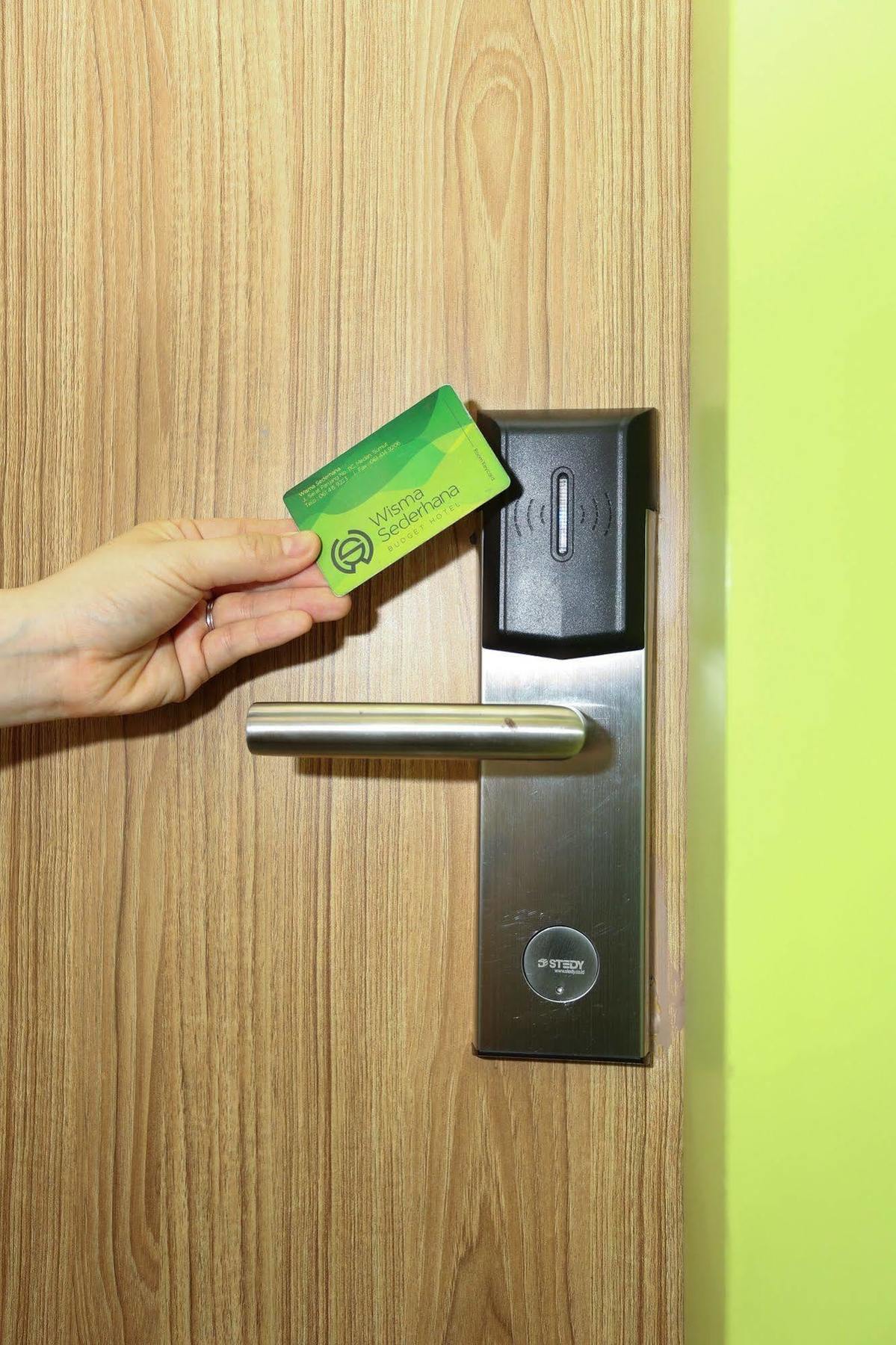 Wisma Sederhana Mitra Reddoorz Медан Екстериор снимка