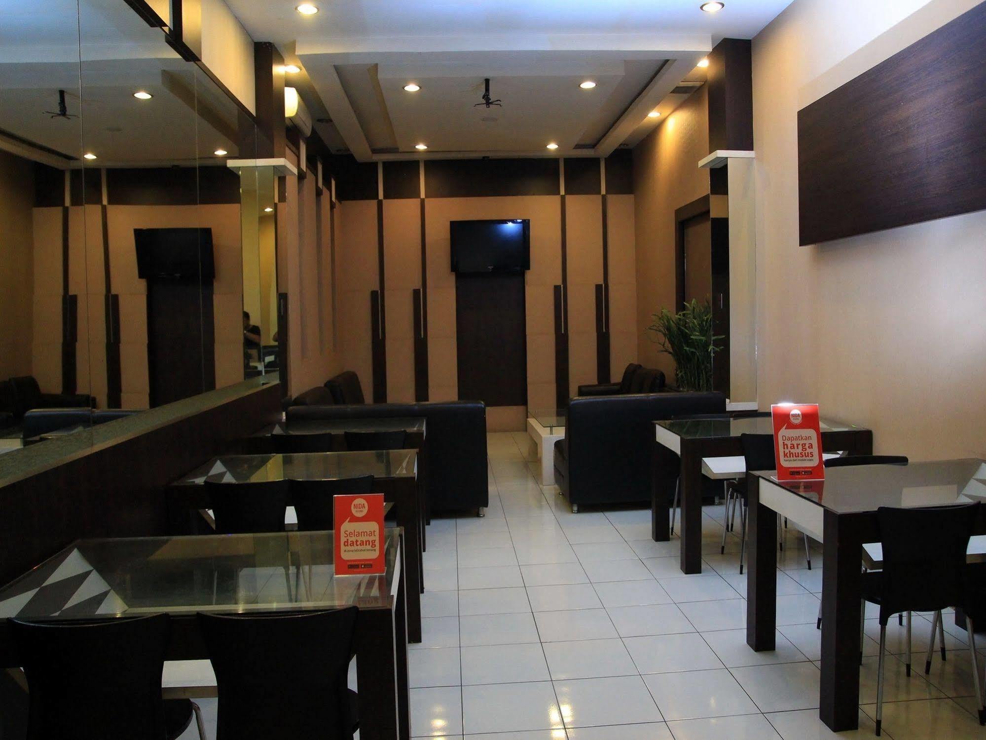 Wisma Sederhana Mitra Reddoorz Медан Екстериор снимка