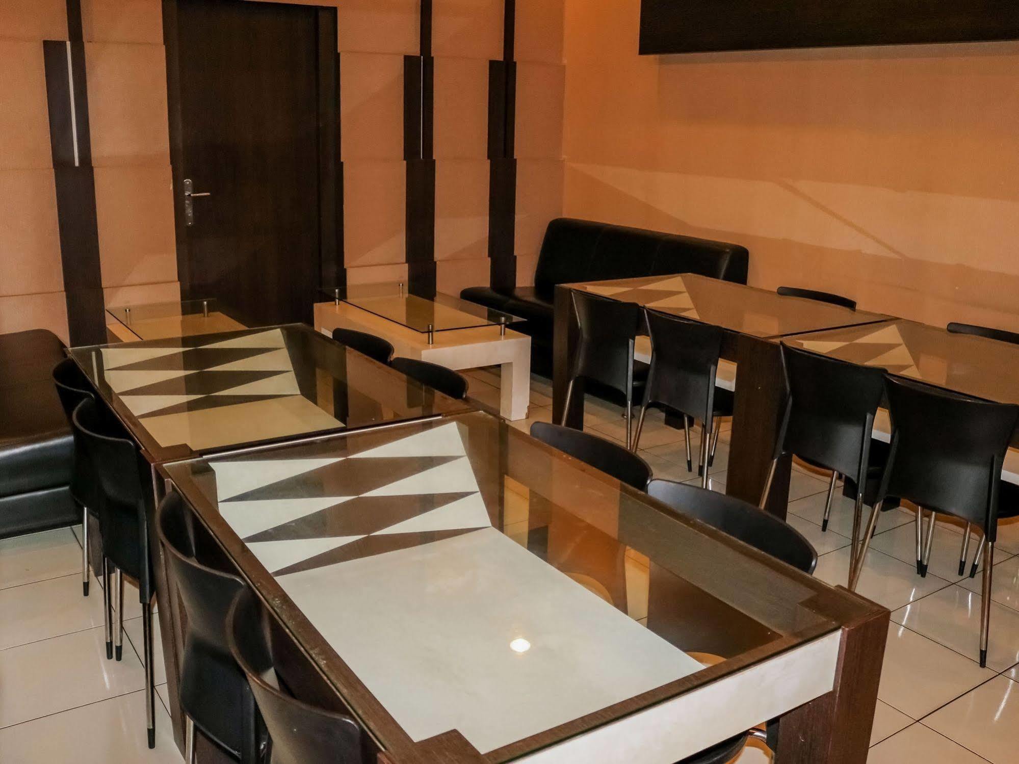 Wisma Sederhana Mitra Reddoorz Медан Екстериор снимка