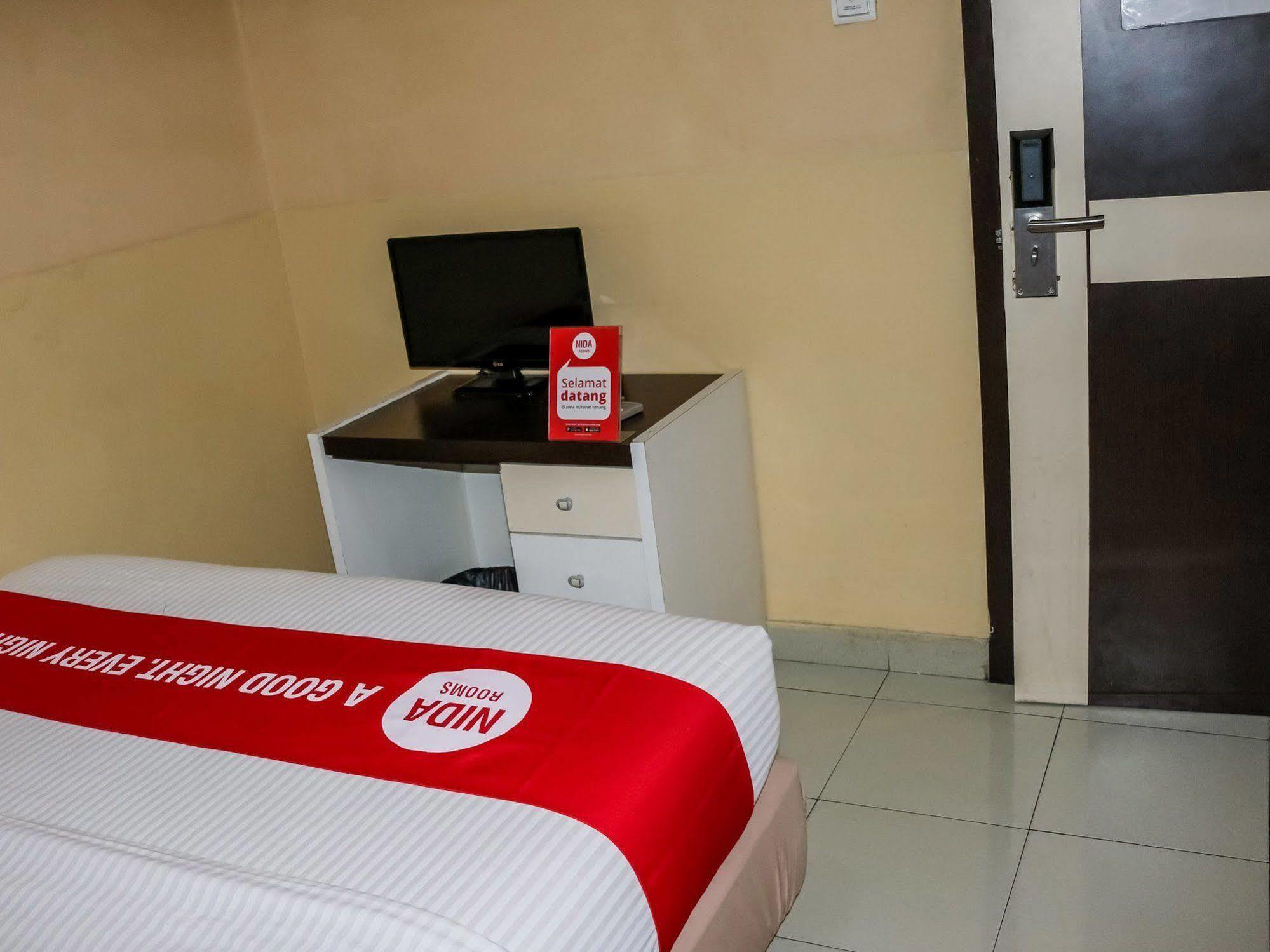 Wisma Sederhana Mitra Reddoorz Медан Екстериор снимка